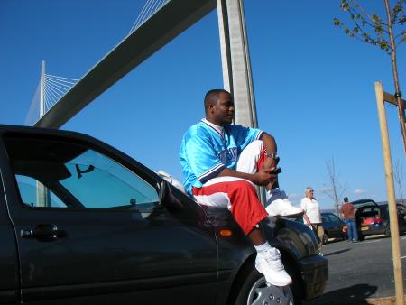 simon au pied du viaduc de millau 